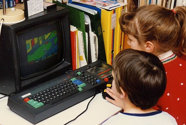 2 kids at a computer